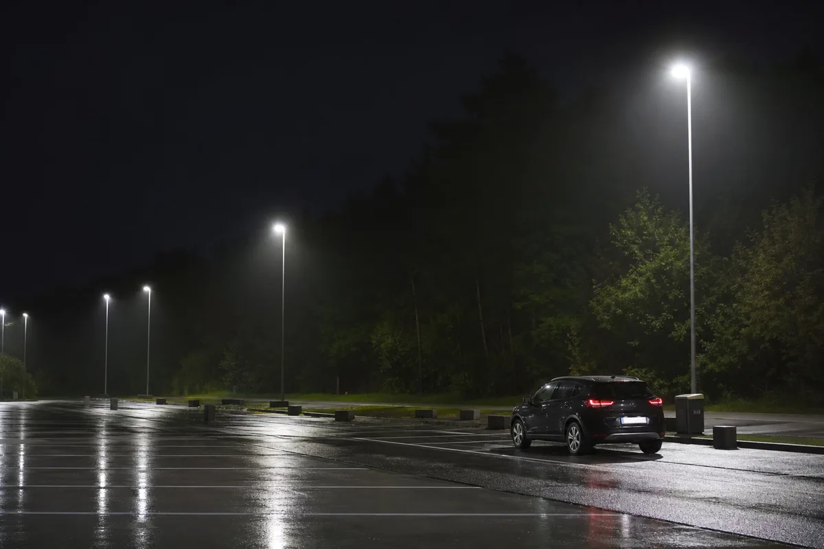 Aire de repos éclairée le long d&rsquo;une autoroute déserte au milieu de la nuit