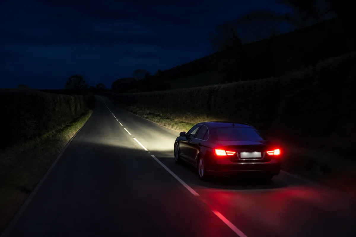 Conduire de nuit : voir loin et rester lucide